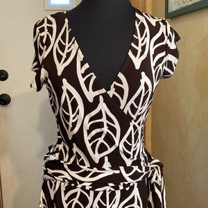 AGB Dress‎ brown white leaf print surplice neck jersey knit tie waist midi dress